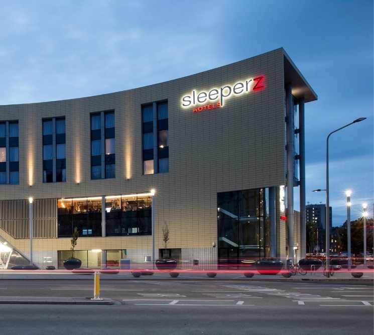 Sleeperz Hotel Dundee and station entrance illuminated at night