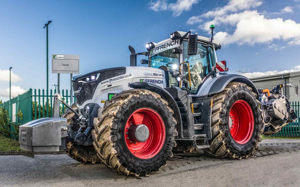Construction-Site-equipment-Fendt-1000-vario-Tractor-by-uk-construction-photography
